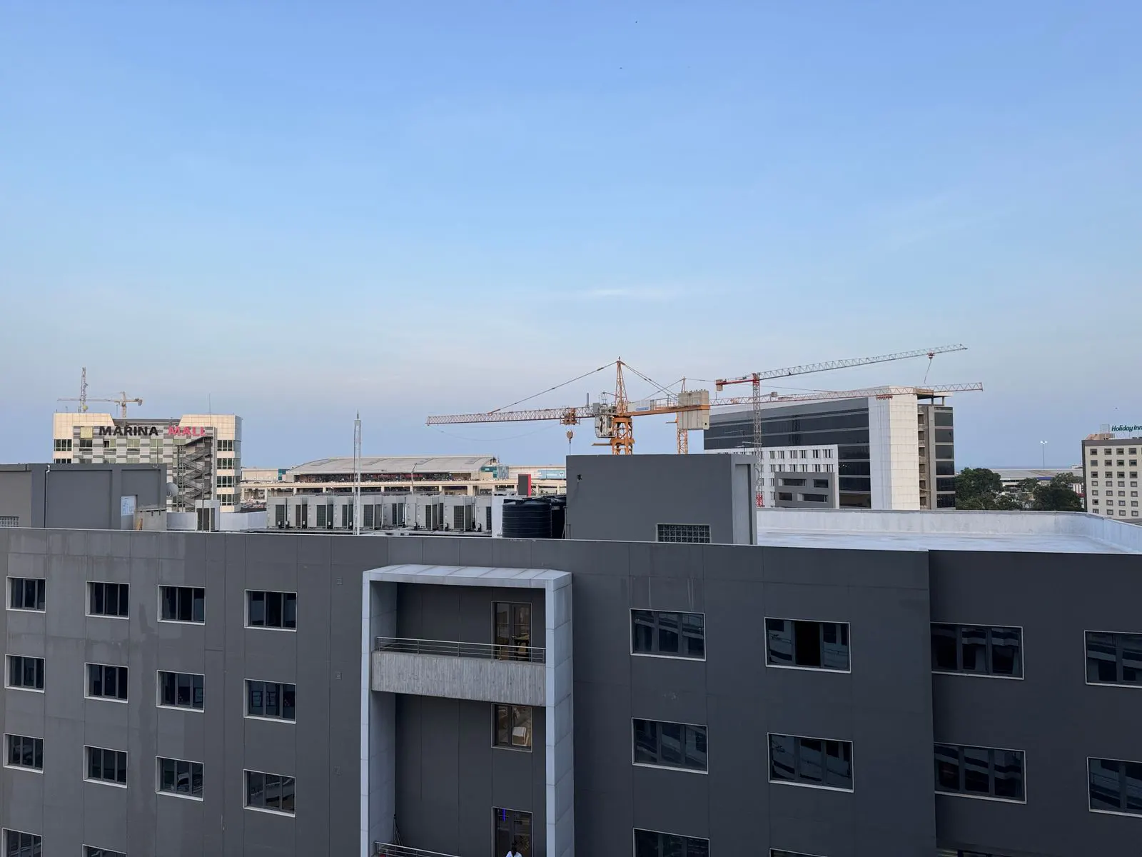 Grues de chantier au-dessus d'un projet urbain à Accra