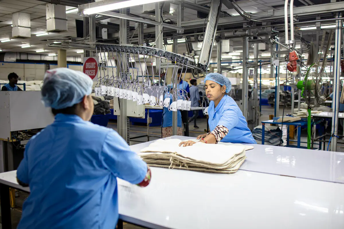 Collaboratrices supervisant une ligne de production industrielle