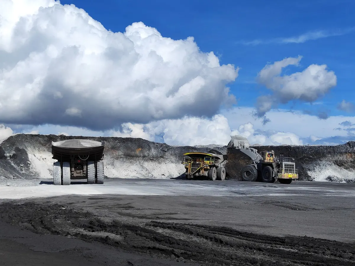 Équipements industriels lourds sur un site minier