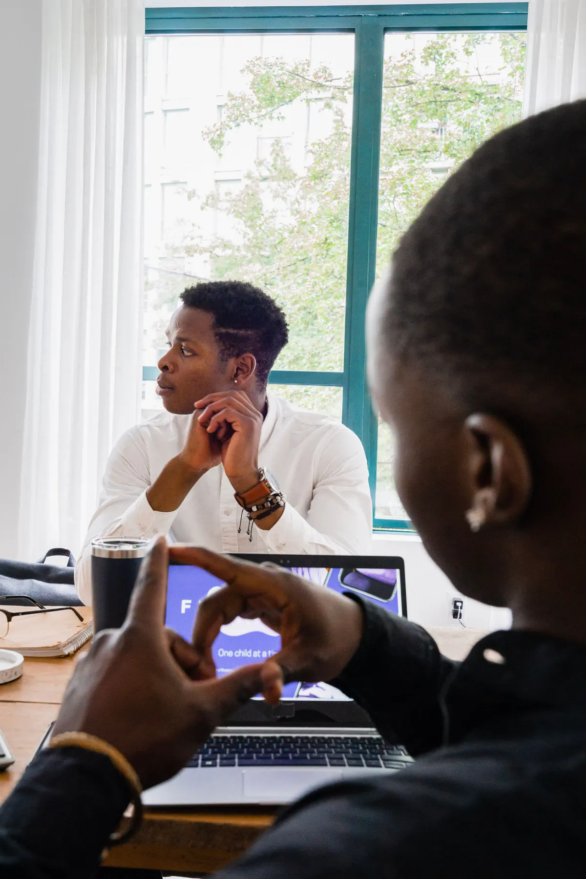 Consultants africains échangeant dans un bureau moderne