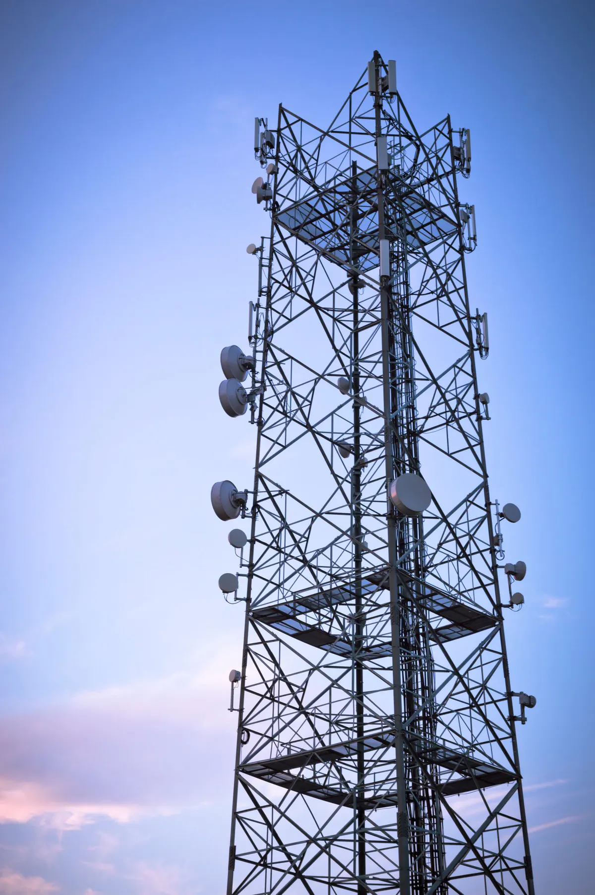 Tour de télécommunications équipée d'antennes réseau