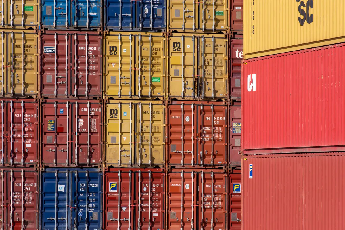Conteneurs de fret soutenant les opérations logistiques